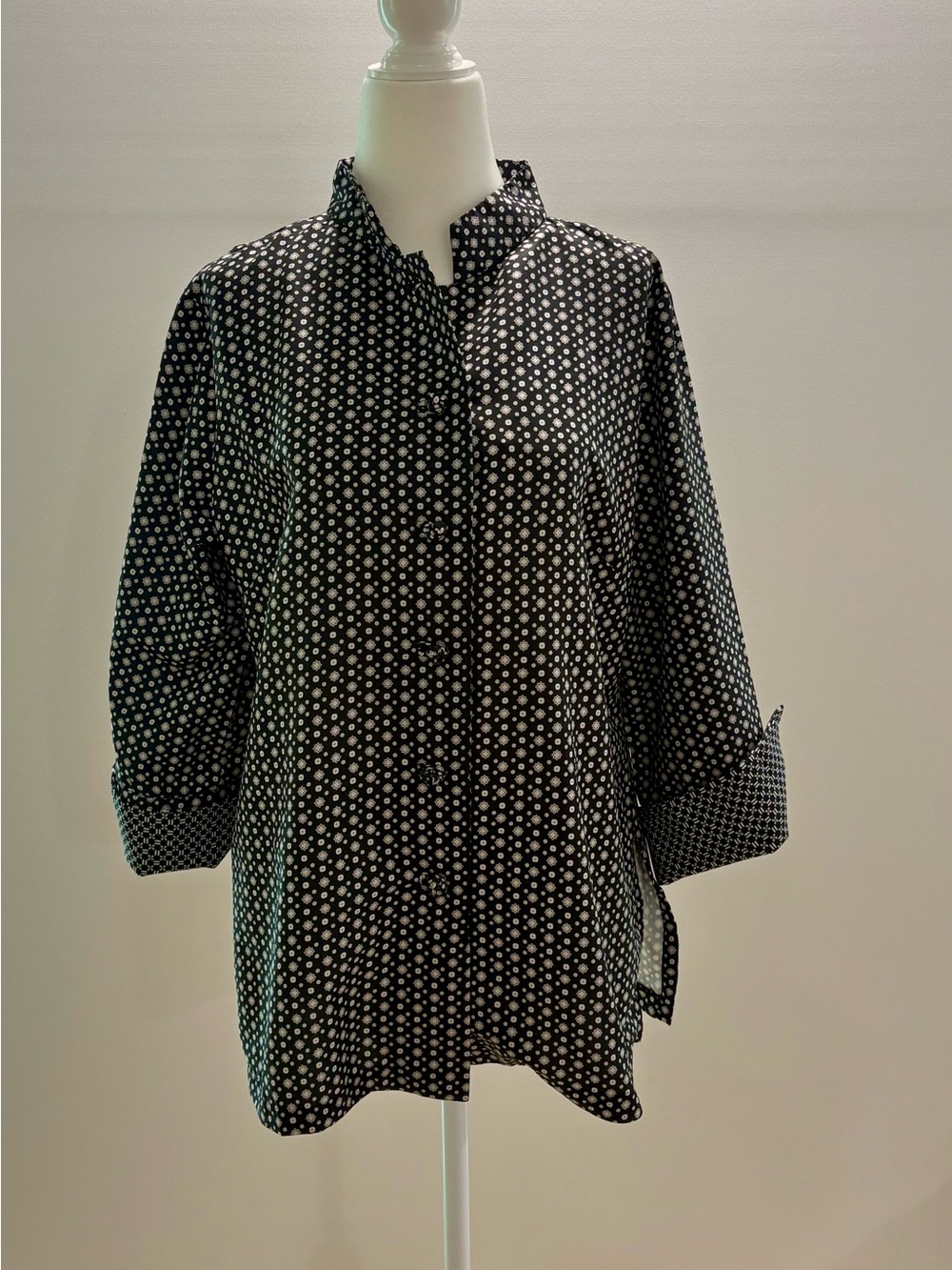 Gretchen Scott Black with White & Tan Print Women's Button-Up Top